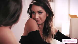 Rondborstige dominante baas wil haar strakke brunette medewerkers parmantig tieten als ze wil houden van haar werk.Ze zet haar op haar knieën te likken haar poesje