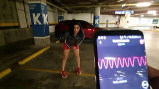 Fille chaude doigt sa chatte au centre Commercial le stationnement