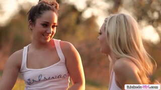 ���្ដ្រីដែលស្រច្ឆេទត្រង់ស្មើបន្ទាប់មកអាថ៍កំបាំងនិង licks pussy របស់នាង ���្ដ្រីដែលស្រច្ឆេទត្រង់ស្មើបន្ទាប់មកអាថ៍កំបាំងនិង licks pussy របស់នាង