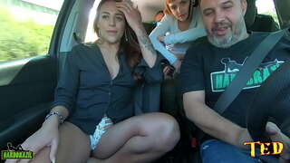 ���ថយន្តគឺពេញលេញ,និងរីស្រឡាញ់ទទួលបានអាក្រាតនៅក្នុងឆ្លង