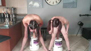 2 голые кечкенә сиськастые шлюшки белән косичками икесе дә эшлиләр дилдо бу корточках, трахаются бергә | dildo ride