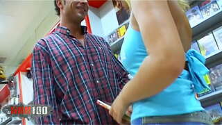 Jeune Blonde espagnole, babe Sonia Manrique avec des gros seins naturels baisée dur dans le cul au vidéo club Jeune Blonde espagnole, babe Sonia Manrique avec des gros seins naturels baisée dur dans le cul au vidéo club