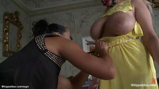 Brunete maz dominatrix Sandra Romain pātagas milzīgas krūtis, gara auguma blondīne čehijas lesbiešu vergu Eņģelis Wicky, tad anālais fucks viņas virves verdzība ar siksnu gailis