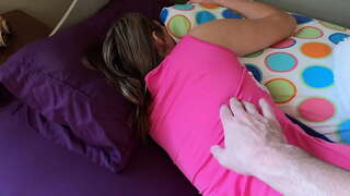 Dad yn cael ei llysferch i fyny yn y bore gyda ei ceiliog enfawr