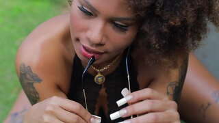 Bunduda секси утыра, бик күп башка.