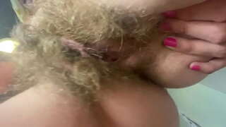 ���ាំជាមួយនឹងរោម pussy ស្ម័គ្រ