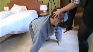 Bekasi erkak uning qullari baland poshna uning poyabzal lick qilish