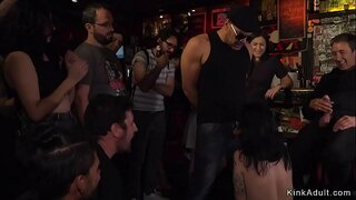 Ewro caethweision brunette yn rhai bar a wnaed i llyfu a sugno ceiliog