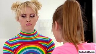 Տաք դեռահասները է ավտոլվացման կետը трутся кисками միմյանց աշխատանքից հետո