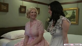 Busty blonda vizite prietenul ei bruneta și încep să vorbească despre dimensiunea lor țâțe.După aceea, se excită și încep să se sărute reciproc.Următorul este prietenul ei suge sânii ei și linge-o pussy.In întoarcere ea face același lucru cu prietenul ei. Busty blonda vizite prietenul ei bruneta și încep să vorbească despre dimensiunea lor țâțe.După aceea, se excită și încep să se sărute reciproc.Următorul este prietenul ei suge sânii ei și linge-o pussy.In întoarcere ea face același lucru cu prietenul ei.