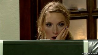 Blondinka teen Mona Wales najti porno film ji stepmom Simone Sonay na internetu in nato stepeno in analni si jo v sužnosti v postelji