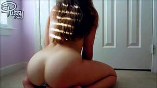 Dildo jebeno na tepihu u kući