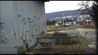 Het meisje is erg geil en ze wil neuken meteen ook op de straat