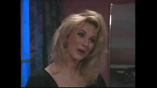 Marvellous ប៍នតស្ត្រីមិនល្អផ្អៀងនិងទទួលបានផ្កាឈូករបស់នាង cunt ចៃនៅលើគ្រែខ្មៅ